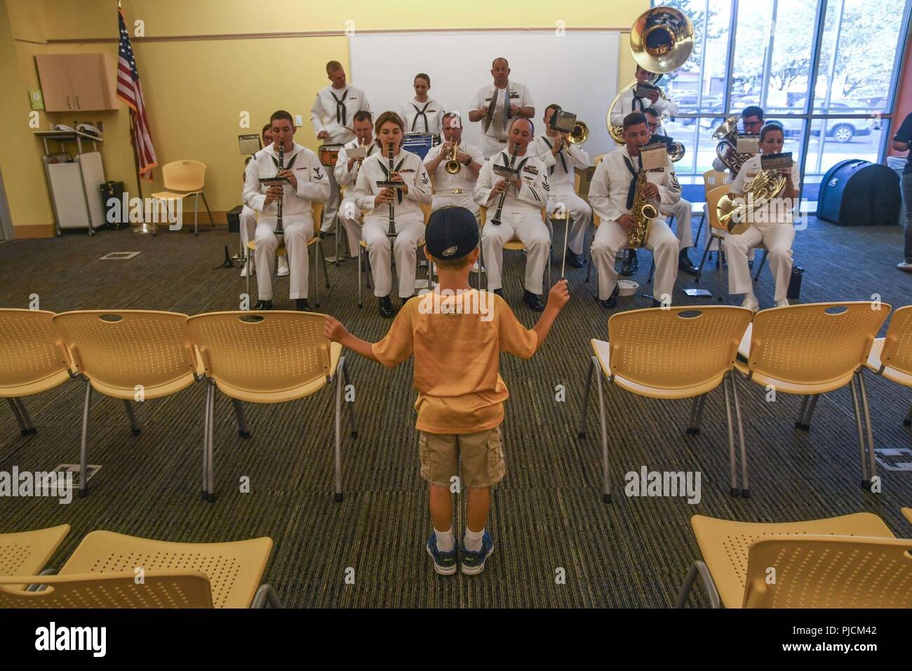 N.D. (Luglio 24, 2018) - Un bambino a Fargo biblioteca pubblica conduce la banda della Marina Grande Laghi' cerimoniale di band durante la loro performance al Metro Fargo-Moorhead Navy settimana. La Marina Ufficio di comunicazione alla Comunità utilizza la Marina programma settimana per portare i marinai della marina militare, attrezzature e visualizza per circa 14 città americane ogni anno per una settimana di calendario di impegni di outreach progettato per gli americani per sperimentare di prima mano come gli Stati Uniti Marina è la Marina Militare la nazione ha bisogno. Foto Stock