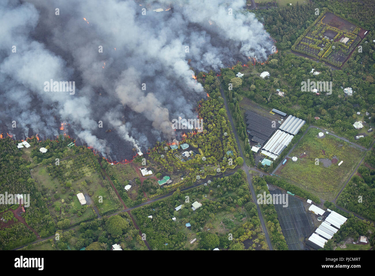 La lava del vulcano Kilauea, eruttata dalla fessura 8 negli Estates di Leilani, vicino a Pahoa, si riversa in Kapoho, distruggendo terreni agricoli e case, Hawaii US Foto Stock