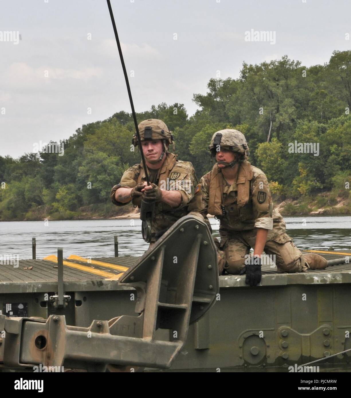 Stati Uniti La riserva di esercito di soldati con il 739th multiruolo Bridge società con sede nella città di granito, Ill., hanno partecipato ad operazioni di ponte sul fiume Arkansas vicino a Fort Chaffee manovra Training Center, arca. Come parte del funzionamento di assalto di Fiume 18, 24 luglio 2018. Operazione Fiume Assault è un tasto U.S. La riserva di esercito di evento di formazione che il 416th TEC impiega per preparare il personale addestrato e pronto unità di ingegnere e soldati. Foto Stock