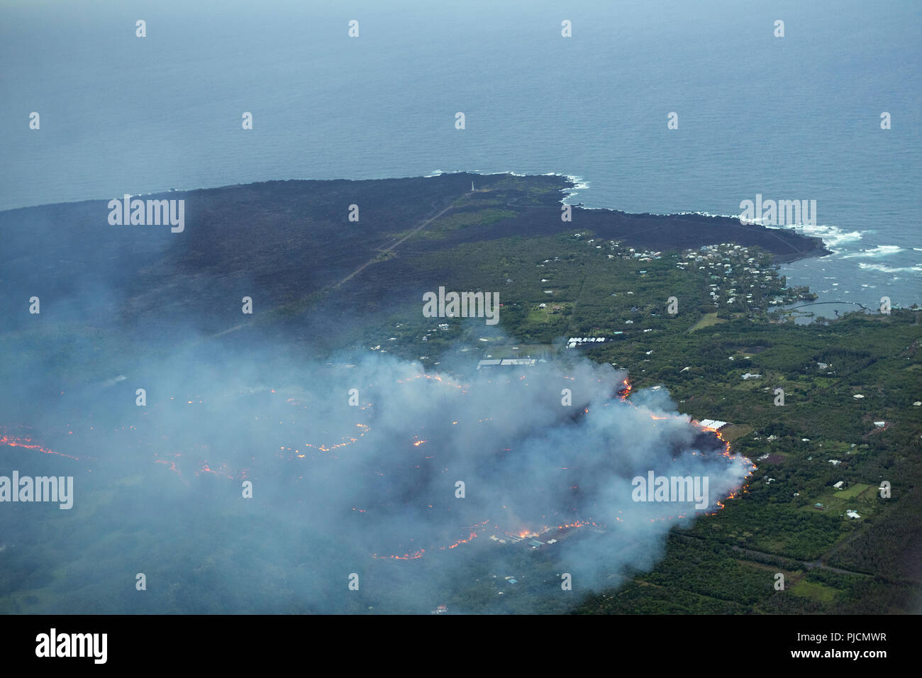 La lava proveniente dal vulcano Kilauea, eruttando dalla fessura 8 negli Estates Leilani, vicino a Pahoa, scorre attraverso il distretto di Lower Puna fino a Kapoho, Hawaii Foto Stock