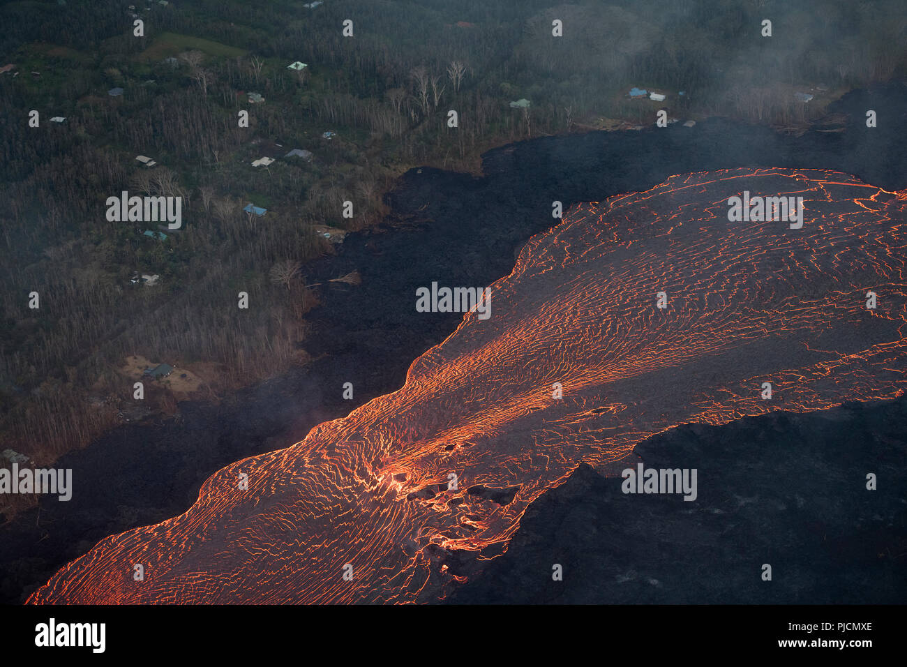 Veduta aerea del fiume lavico dalla zona di rift est del vulcano Kilauea, eruttando dalla fessura 8 nella suddivisione Leilani Estates, vicino a Pahoa, Hawaii, USA Foto Stock