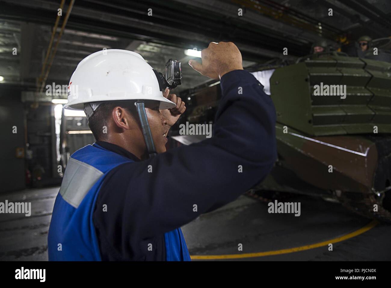 Oceano Pacifico (Luglio 23, 2018) Philippine Navy Seaman prima di Boatswain Mate Gerald Ramos guide un assalto anfibio veicolo (AAV) assegnata al Combat Assault Company, 3° Reggimento Marine nel ben coperta della marina militare filippino piattaforma di atterraggio dock BRP Davao Del Sur (LD 602) durante il cerchio del Pacifico (RIMPAC) Esercizio, 23 luglio. Questa è la prima volta che Davao Del Sur ha condotto le operazioni con U.S. Marine di AAV. Venticinque nazioni, 46 navi, cinque sommergibili e circa 200 aerei e 25.000 personale partecipano RIMPAC dal 27 giugno al 2 agosto in e intorno alle isole Hawaii Foto Stock