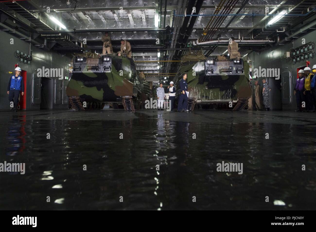 Oceano Pacifico (Luglio 23, 2018) assalto veicoli anfibi (AAV), assegnato al Combat Assault Company, 3° Reggimento Marine, sedersi nel ben coperta della marina militare filippino piattaforma di atterraggio dock BRP Davao Del Sur (LD 602) dopo l'imbarco durante il cerchio del Pacifico (RIMPAC) Esercizio, 23 luglio. Questa è la prima volta che Davao Del Sur ha condotto le operazioni con U.S. Marine di AAV. Venticinque nazioni, 46 navi, cinque sommergibili e circa 200 aerei e 25.000 personale partecipano RIMPAC dal 27 giugno al 2 agosto in e intorno alle Isole Hawaii e la California del Sud. Il più grande del mondo Foto Stock