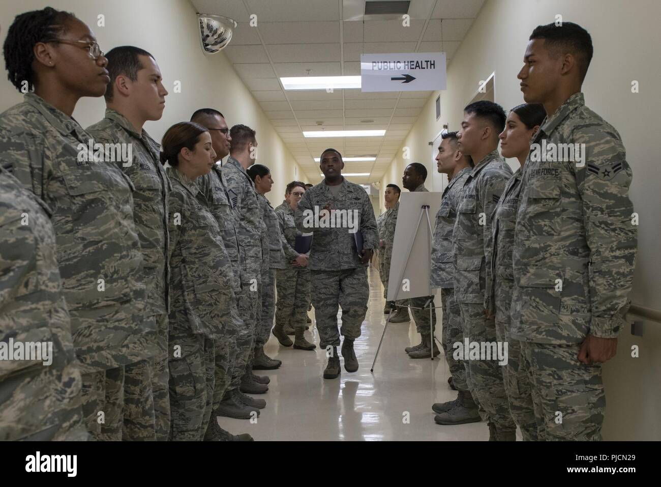 Col. Otis C. Jones, 374 Airlift Wing Commander, colloca il avieri del 374 Medicina Aerospaziale squadrone a proprio agio durante un 374 Medical Group tour di immersione a Yokota Air Base, Giappone, 24 luglio 2018. Il aviatori da 374 MDG fornire assistenza sanitaria, compresi salute, preventiva della salute e della medicina e della protezione ambientale a più di 11.000 personale di base. Foto Stock