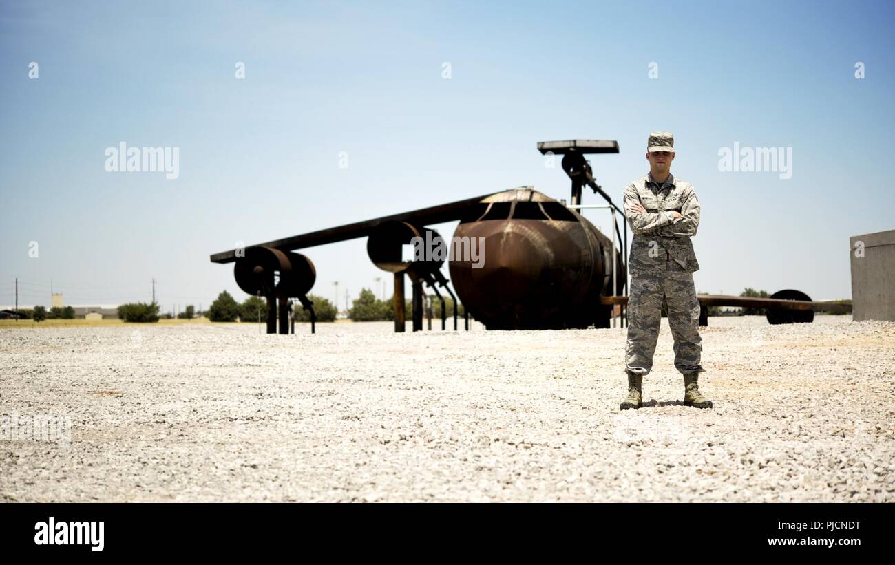 Il personale Sgt. Gregorio Winfrey, ottantaduesima squadrone contraente funzionario contraente, posa per una foto davanti al caminetto a Sheppard Air Force Base in Texas, 20 luglio 2018. Attualmente questo sito è ancora in costruzione e Wifnrey sta lavorando duramente per tornare indietro e in esecuzione in modo che Sheppard di vigili del fuoco possono tornare alla loro formazione. Questo sito è usato per testare la prontezza di Incase da un piano va giù. Vedendo che Sheppard è uno dei più trafficati aerodromi nella Air Force, questa è una possibilità che deve essere esercitato regolarmente per evitare il peggio possibile risultato. Foto Stock