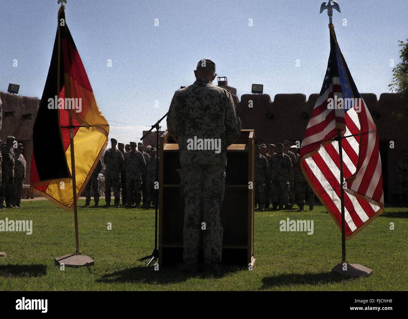 German Air Force Lt. Col. Thomas Herter affronta il suo aviatori prima di rinuncia a comando durante il tedesco della Air Force Air Defense Center change del comando a Fort Bliss, Texas, 19 luglio. Foto Stock