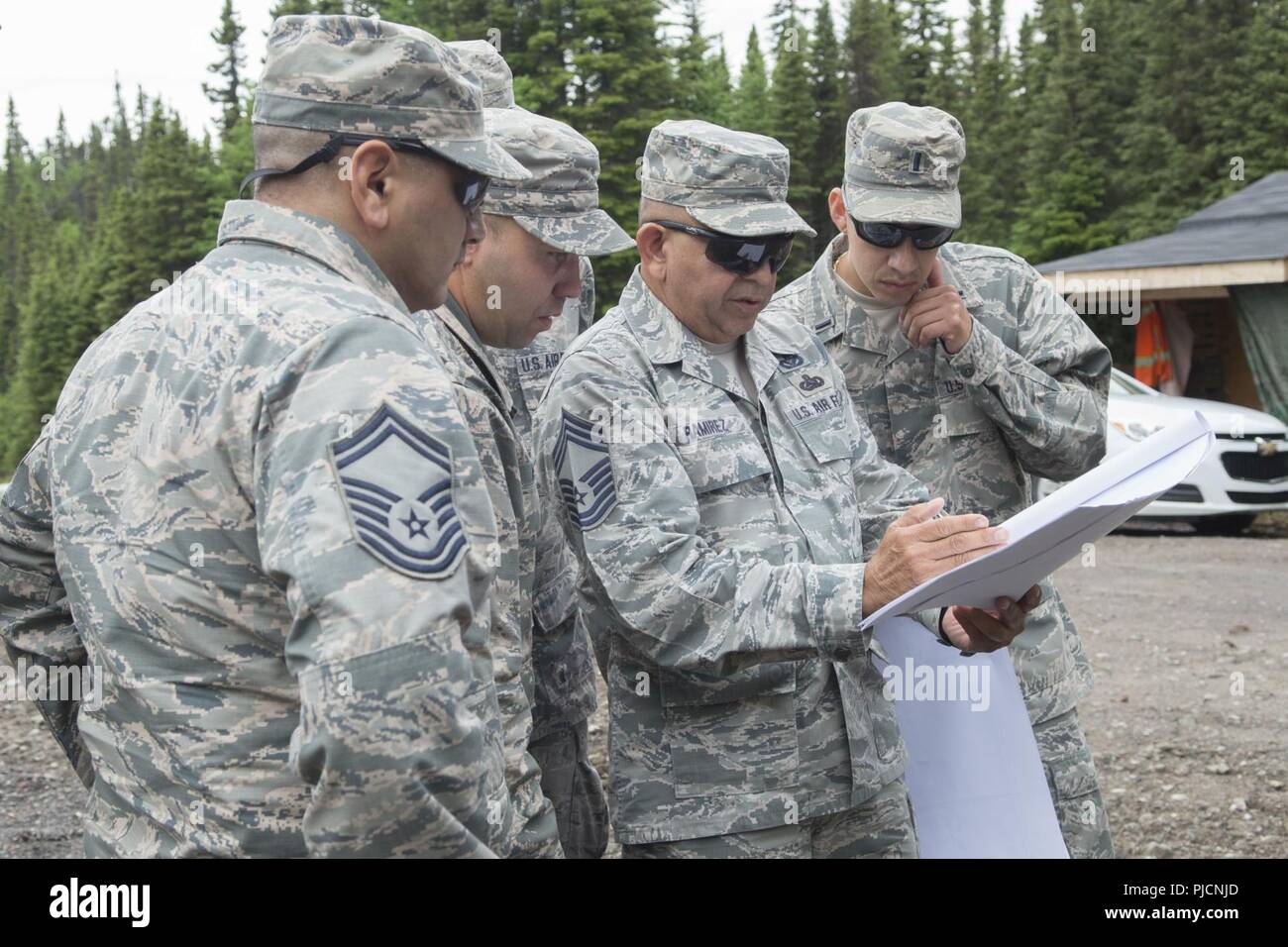 Membri del 149Ingegnere Civile Squadron, headquatered a base comune San Antonio-Lackland, Texas, rivedere i piani di costruzione Luglio 10, 2018 durante un esercizio di formazione a forze canadesi Base Baia d'oca, Canada. (Air National Guard Foto Stock