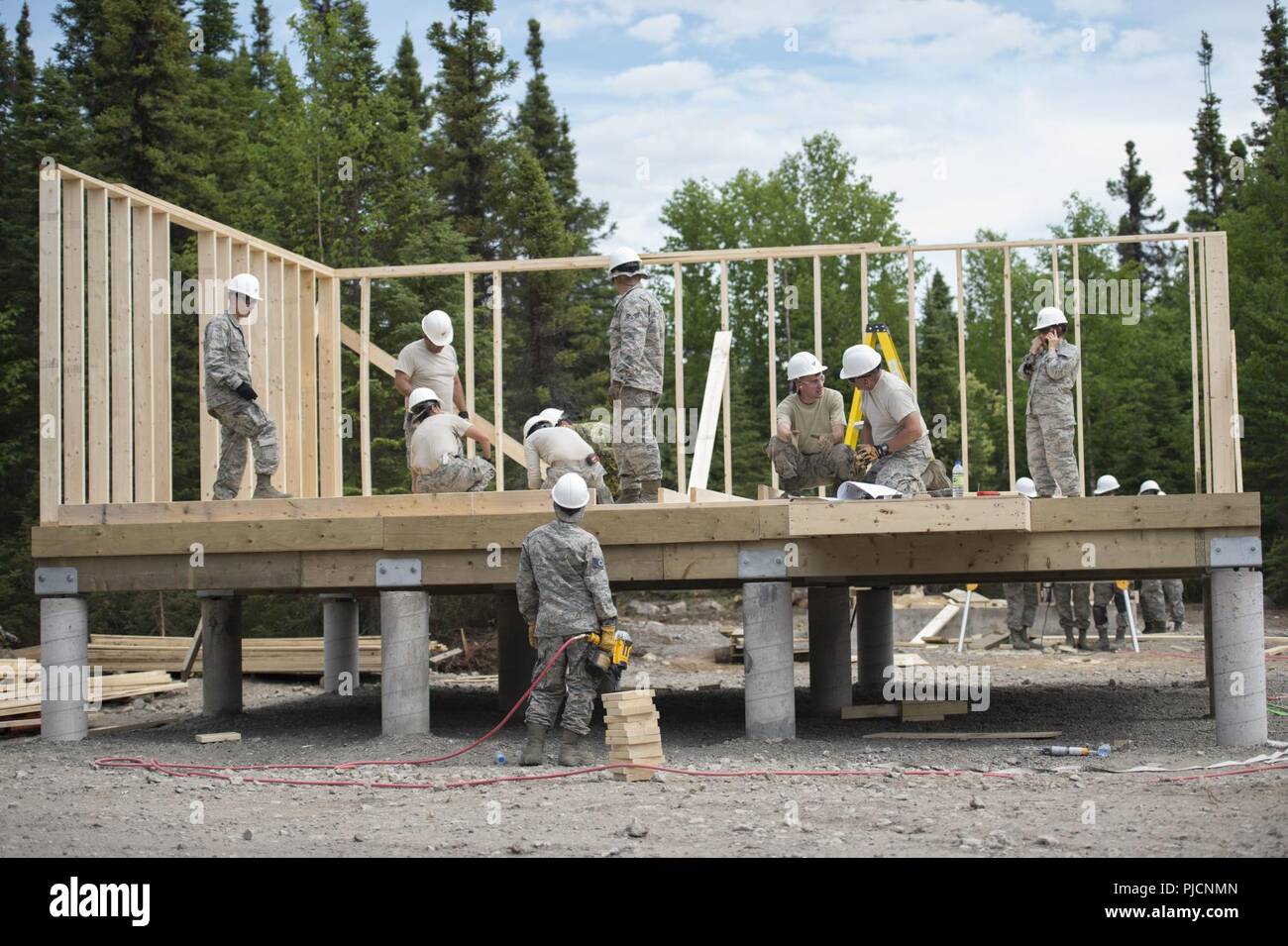 Membri del 149Ingegnere Civile Squadron, con sede centrale a base comune San Antonio-Lackland, Texas, costruire una cabina Luglio 16, 2018 durante un esercizio di formazione a forze canadesi Base Baia d'oca, Canada. (Air National Guard Foto Stock