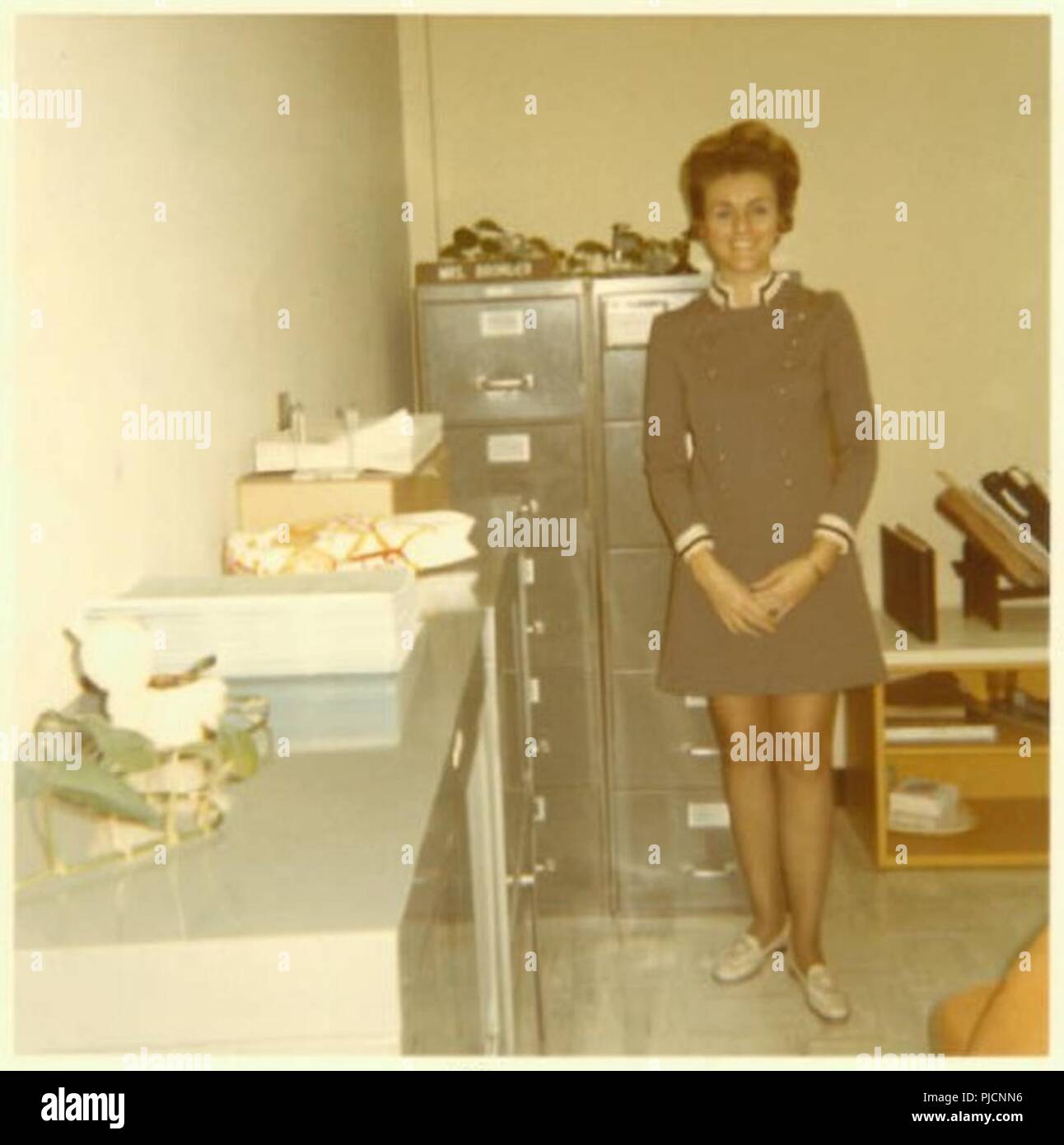 Nei primi anni settanta, Iris guarnizioni è servito come un impiegato-steno per Betty Jean Evans presso la Brooks Air Force Base in Texas, la scienza e la Tecnologia Ufficio informazioni (STIFNO). Evans e altre guide ha incoraggiato le guarnizioni per il successo, contribuendo alla sua carriera longevità con più di 52 anni di servizio federale e conteggio. Foto Stock