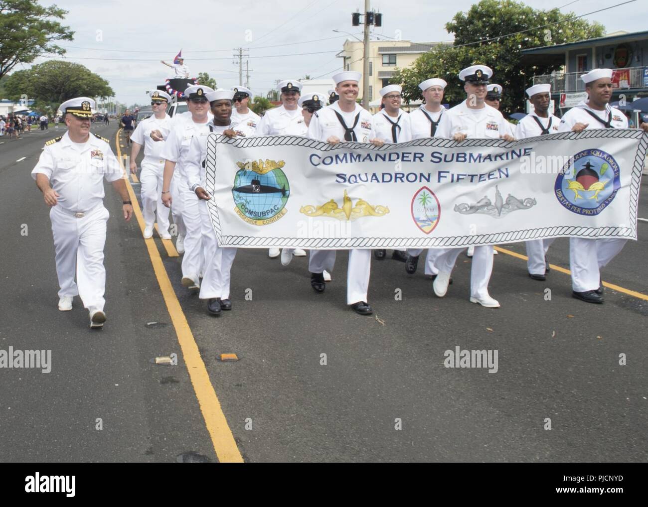 HAGATNA, Guam (21 luglio 2018) - marinai dal comandante, Squadriglia Sommergibili 15 portano un banner durante Guam annuale del giorno della liberazione Parade di Hagatna, Guam, 21 luglio. Il 2018 Guam sfilata di liberazione celebra il 74º anniversario della liberazione di Guam dal giapponese di occupazione da parte di forze degli Stati Uniti durante la Seconda Guerra Mondiale. Foto Stock