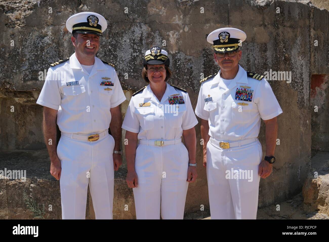 Il comandante, U.S. Sesta flotta, Vice Ammiraglio Lisa M. Franchetti unisce Naval Computer e la stazione di telecomunicazioni Comandante, Comandante Manny Cordero e Delegato, tenente comandante James A. Scianna, per il settantacinquesimo anniversario dell inizio del funzionamento di Husky e la battaglia di Ponte Dirillo. Foto Stock