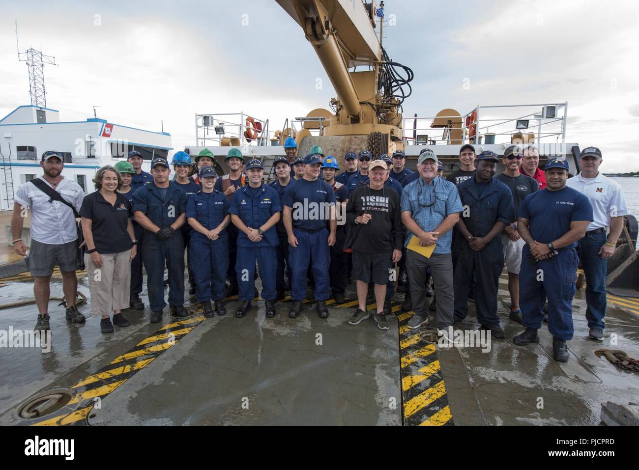 L'equipaggio del guardacoste Maria Bray stand con membri provenienti da pensare che, lavello, Reef (TISIRI), la città di Jacksonville e Mandarino di alta scuola al ritorno dalla distribuzione di reef le sfere e le vecchie ancore di navigazione offshore, luglio 18, 2018 a Stazione della Guardia Costiera Mayport. La Maria Bray equipaggio assistita nella distribuzione di reef sfere costruito da Mandarin studenti di scuola superiore. Foto Stock