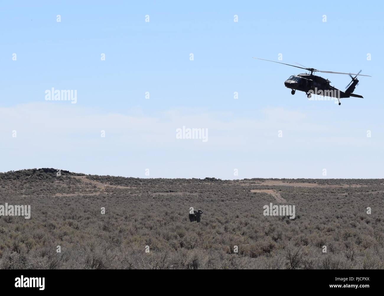 Personale di volo dal 183rd elicottero d'assalto battaglione condotta personale di formazione di recupero dove hanno appreso come ottenere liberati da un nozionale aerei abbattuti nel corso dell'unità di formazione annuale in Idaho National Guard frutteto del Combat Training Center, 23 luglio. Foto Stock