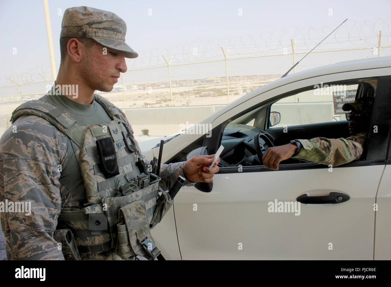 Senior Airman Karrar Mahdi è un membro del 379 Expeditionary forze di sicurezza Squadron spartan team, una coalizione expeditionary pattuglia mobile che le pattuglie l'esterno di Al Udeid Air Base. La posizione richiede anche lavorare con la polizia militare entro la Qatar Emiri Air Force (QEAF) per garantire la sicurezza delle persone, delle risorse e delle attività all'interno dell'installazione. Mahdi, che era nato a Baghdad, Iraq, è fluente in arabo ed è una preziosa risorsa di Al Udeid multinazionale dell'operazione. Egli spera di diventare un linguista airborne nel prossimo futuro. Foto Stock