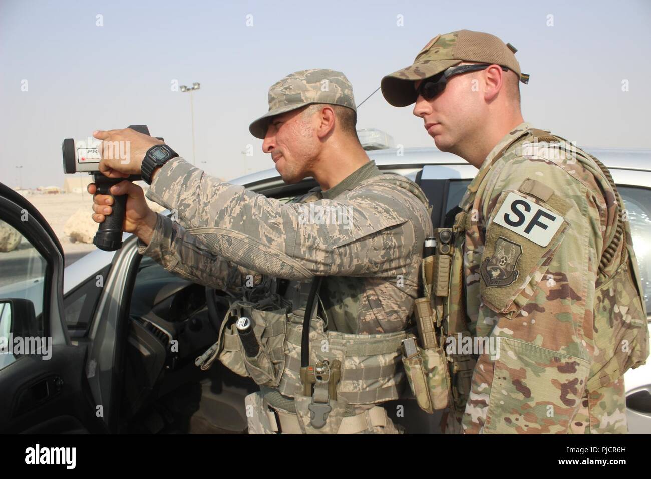 Senior Airman Karrar Mahdi è un membro del 379 Expeditionary forze di sicurezza Squadron spartan team, una coalizione expeditionary pattuglia mobile che le pattuglie l'esterno di Al Udeid Air Base. La posizione richiede anche lavorare con la polizia militare entro la Qatar Emiri Air Force (QEAF) per garantire la sicurezza delle persone, delle risorse e delle attività all'interno dell'installazione. Mahdi, che era nato a Baghdad, Iraq, è fluente in arabo ed è una preziosa risorsa di Al Udeid multinazionale dell'operazione. Egli spera di diventare un linguista airborne nel prossimo futuro. Foto Stock