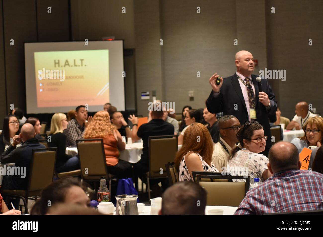 Michael Wikstrom, la prevenzione dei suicidi program manager per la 88Divisione Readiness, conduce a una sessione di formazione durante la 88th disponibilità della divisione di nastro giallo Programma di reinserimento evento, in Schaumburg, Ill., luglio 21. Foto Stock