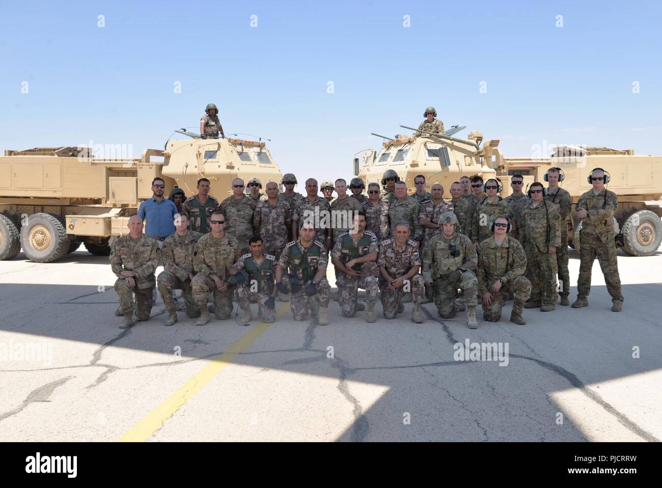 MUWAFFAQ SALTI AIR BASE, Giordania - soldato con la Task Force Spartan e l'esercito Giordano 29 del Regio Battaglione HIMARS posano per una foto di gruppo dopo il lancio di una visita più razzo di lancio da una giordana M142 High Mobility Artillery Rocket System (HIMARS) il 23 luglio 2018 durante il funzionamento Lion volo bi-live laterale-fire esercitazione. Foto Stock