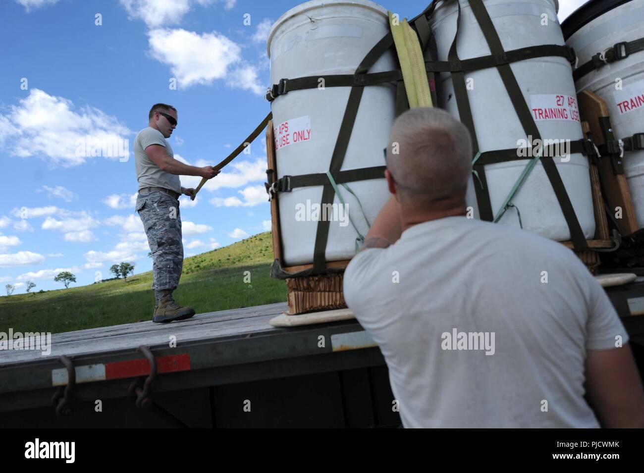 27 Porta antenna squadrone Staff Sgt. David Hambly e Senior Airman Luca Miller lavoro per recuperare una caduta di pallet con un all-terrain carrello azionato da Senior Airman Andrea Garton. Avieri con il 934th Airlift Wing addestrati dall'aria, come pure la massa come parte del patriota Nord esercizio su luglio 24-25, 2018 a Fort McCoy, Wisc. L'ala è affidata la missione di fly C-130H3 aeromobili cargo, entrambi airdropping e aria lo sbarco di merci e persone. Il 934th utilizza regolarmente Fort McCoy le zone di trascinamento per operazioni di airdrop per preparare il personale di volo reale per operazioni di mondo. Foto Stock