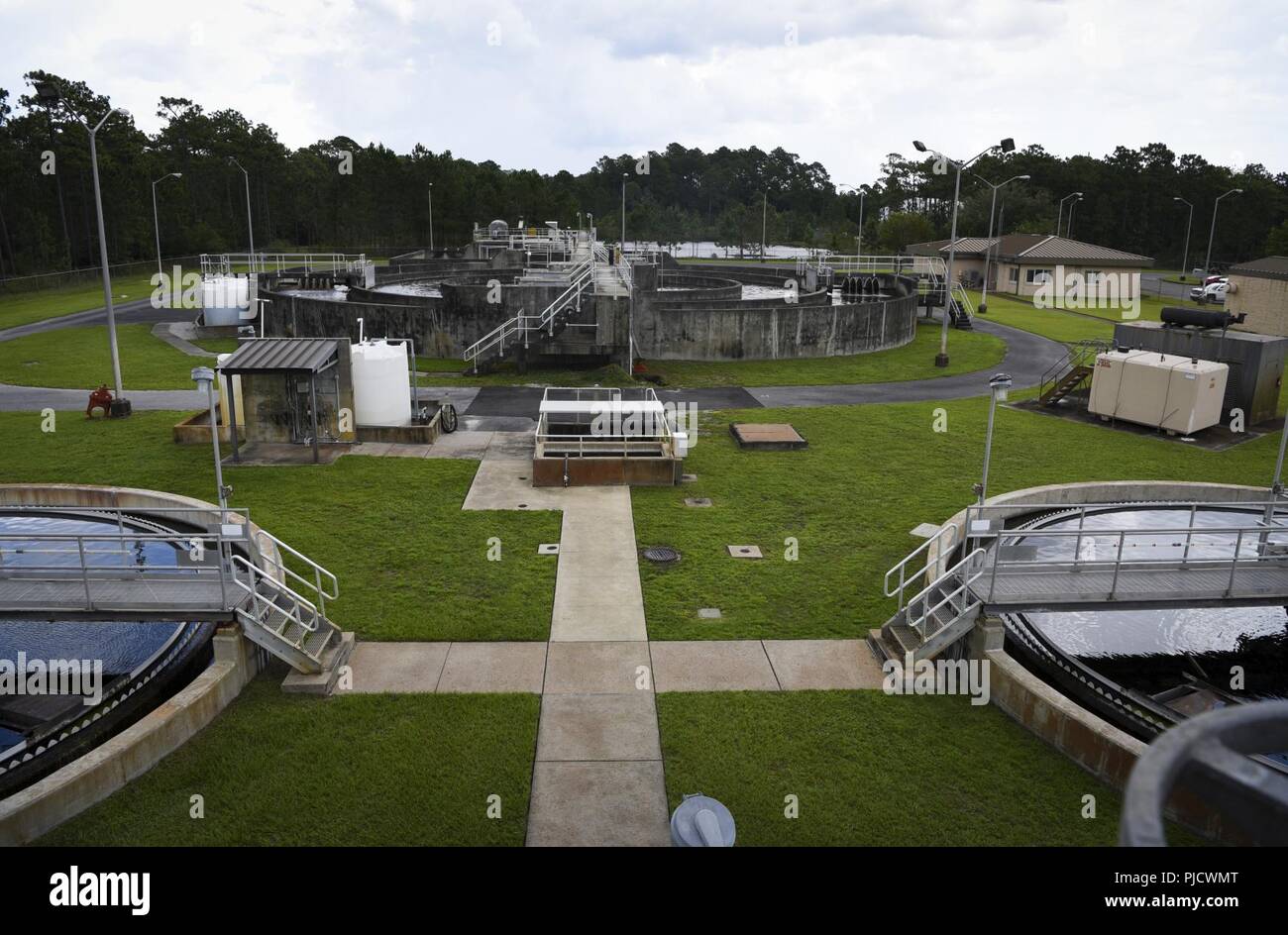 Il campo Hurlburt avanzate di impianto di trattamento delle acque reflue di processi acqua bonificata a Hurlburt Field, Florida, 10 luglio 2018. La pianta pulisce Hurlburt dell acqua di scarico per il riutilizzo dei servizi generali, quali il riscaldamento e il raffreddamento di edifici, rack di lavaggio ed irrigazione. Foto Stock