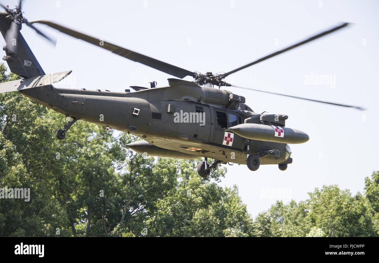 FORT KNOX, Ky. - Un 244Brigata aerea (Stati Uniti) HH-60M Ospedale Blackhawk vola sopra il campo di allenamento durante un'aria evacuazione medica (MEDEVAC) formazione, con il primo teatro supporto comando (TSC) Luglio 12. Il 1° TSC soldati imparato come costruire e utilizzare un canale singolo e massa Airborne Sistema Radio, valutare un pronto soccorso e eseguire tactical cura richiesta, medevac sostegno e la sicurezza degli aeromobili nonché antenna tattico delle operazioni di volo. Foto Stock