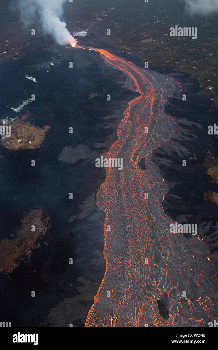 Erutta lava dalla fessura 8 del vulcano Kilauea est Zona di rift in Leilani Estates, vicino Pahoa, Hawaii, e fluisce in discesa come un incandescente fiume di lava Foto Stock