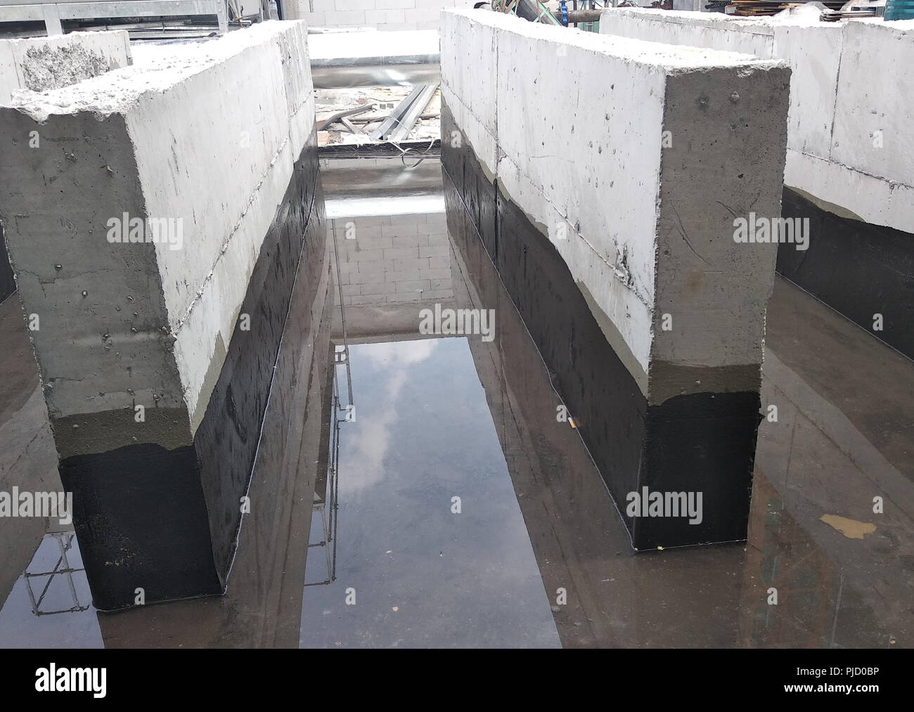 Ponding test effettuato dopo la applicazione di uno strato di impermeabilizzazione di superficie di calcestruzzo. È per assicurarsi che non vi siano più acqua in grado di penetrare il calcestruzzo. Foto Stock