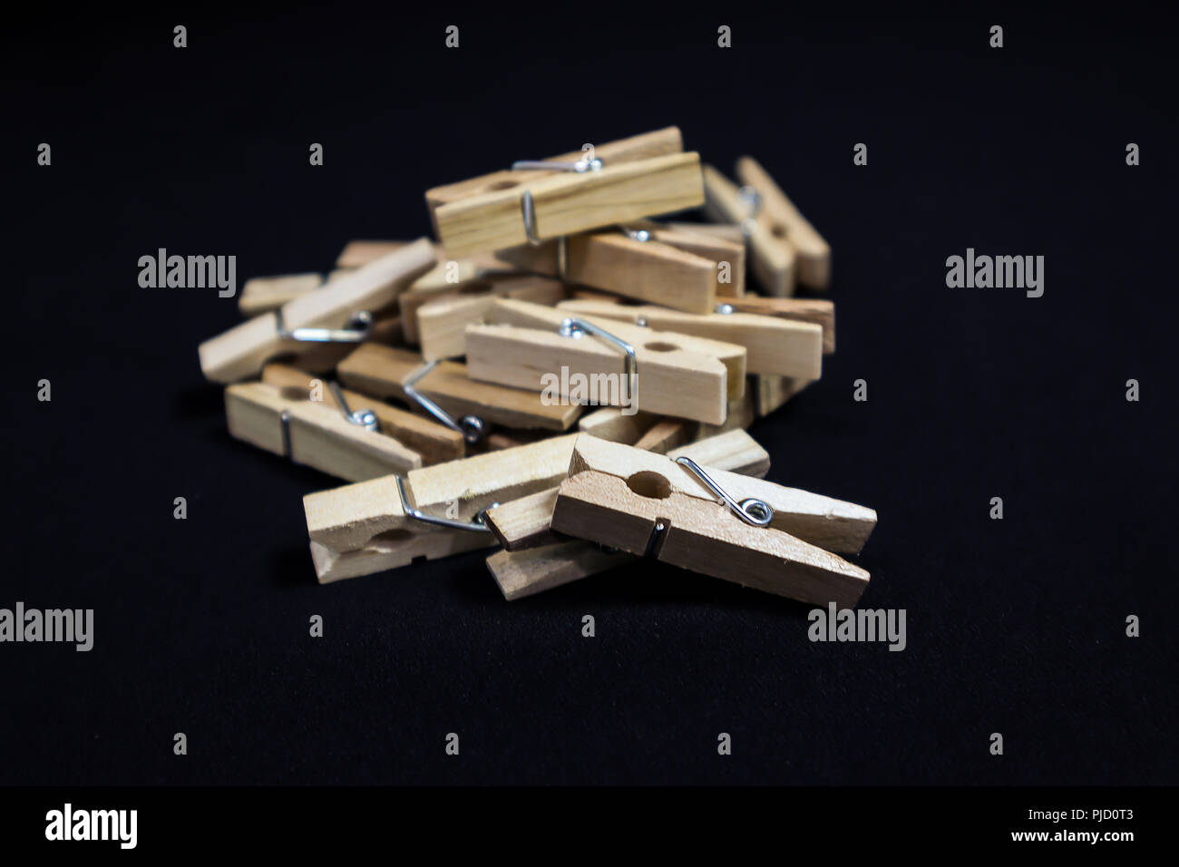 Pila di legno fermi Clothespin Foto Stock