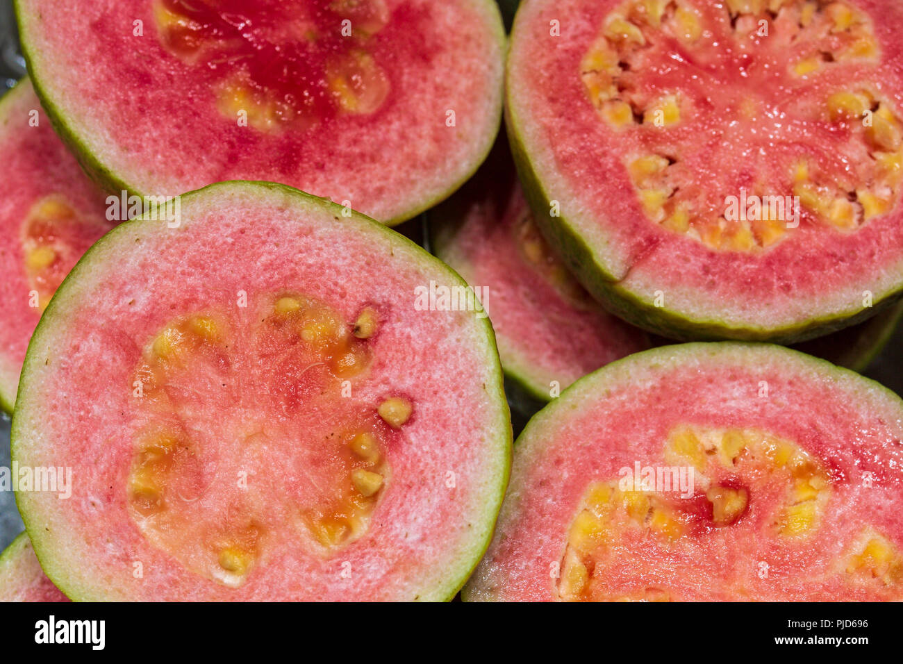 Sullo sfondo di un fresco affettato e pelati Guajava frutti. Foto Stock