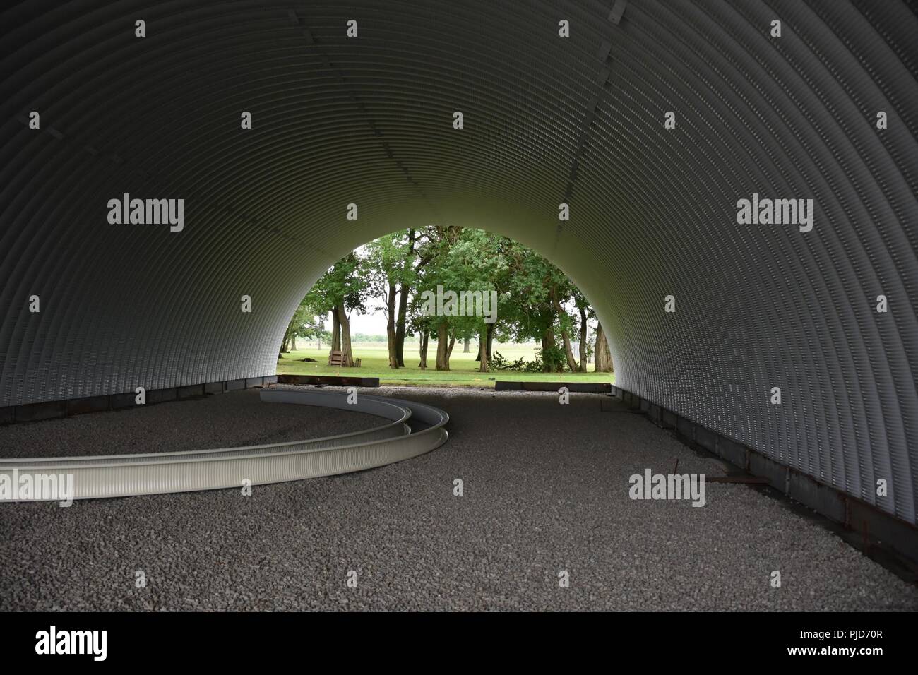 Un capanno Quonset essendo assemblati in modo da U.S. La riserva di esercito di soldati dell'Ingegnere 317Company, fuori Homewood, Ill. a Joliet Area Formazione in Elwood, Ill., luglio 20. Foto Stock