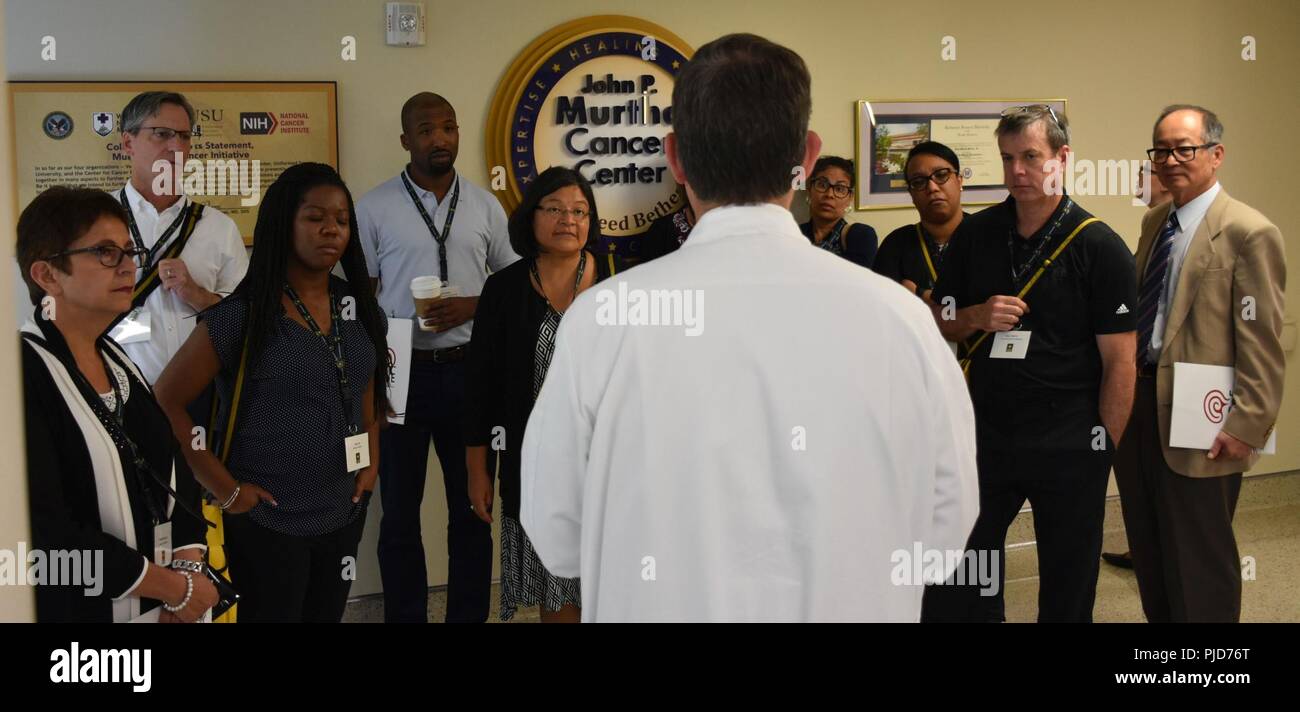 Direttore di oncologia a WRNMMC, il dottor Craig inaridirsi, COL (RET) conduce il tour del John P Murtha Cancer Center a Walter Reed Militare Nazionale Medical Center. Il dottor Shriver recentemente andato in pensione come oncologo dall esercito detto amava "che serve l'esercito, il beneficiario" tanto che non riusciva a passare per la possibilità di continuare il suo servizio. Medical School i consulenti da vari collegi è venuto a Maryland per incontrarsi con i ricercatori e i medici a Walter Reed Militare Nazionale Centri Medici (WRNMMC) e Walter Reed Army Istituto di Ricerca (WRAIR). Essi sono stati partecipanti attivi in prima dell esercito Medic Foto Stock