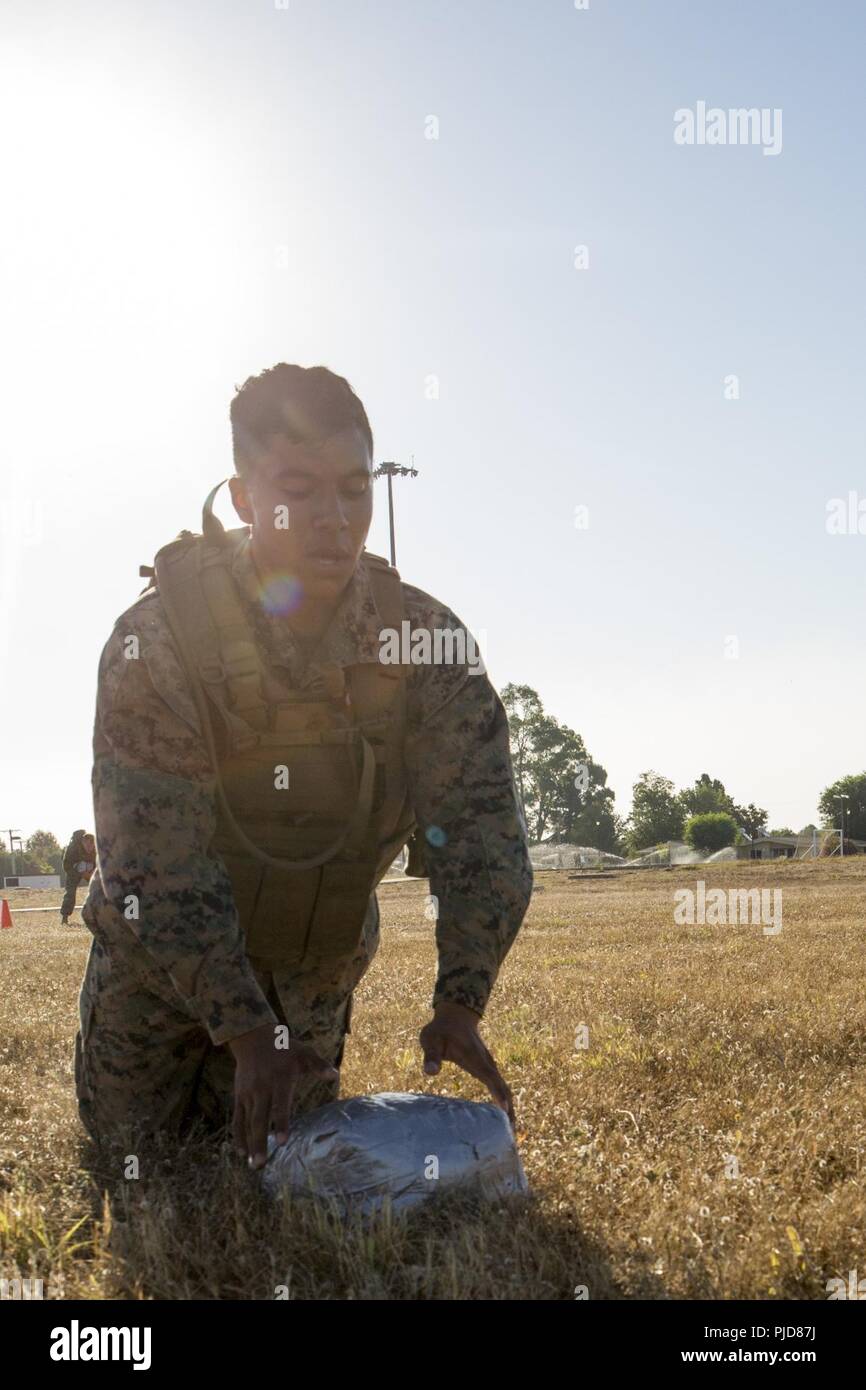Un U.S. Marine con scopo speciale Marine compito Air-Ground Force-Crisis Response-Africa partecipa a un shamrock praticare durante un Marine Corps Arti Marziali Corso con istruttore in Morón Air Base, Spagna, 18 luglio 2018. SPMAGTF-CR-AF dispiegato per condurre una crisi-risposta e il teatro delle operazioni di sicurezza in Europa e in Africa. Foto Stock