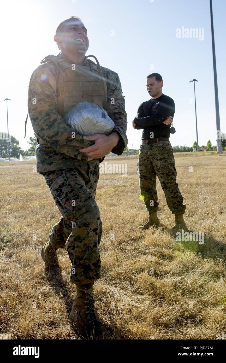 Un U.S. Marine con scopo speciale Marine compito Air-Ground Force-Crisis Response-Africa partecipa a un shamrock praticare durante un Marine Corps Arti Marziali Corso con istruttore in Morón Air Base, Spagna, 18 luglio 2018. SPMAGTF-CR-AF dispiegato per condurre una crisi-risposta e il teatro delle operazioni di sicurezza in Europa e in Africa. Foto Stock