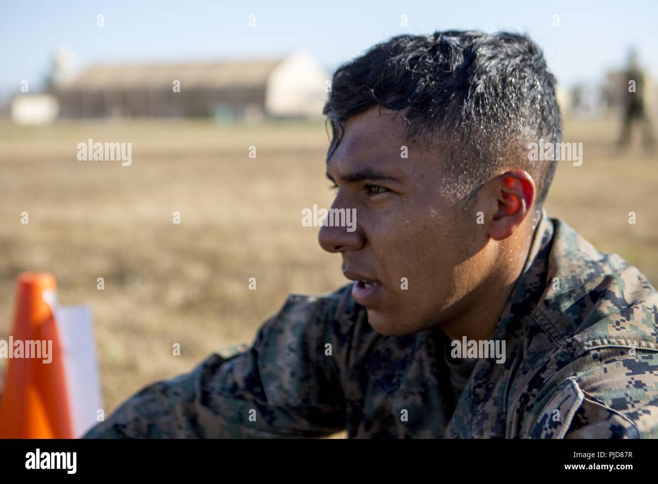 Un U.S. Marine con scopo speciale Marine compito Air-Ground Force-Crisis Response-Africa si appoggia a seguito di una shamrock praticare durante un Marine Corps Arti Marziali Corso con istruttore in Morón Air Base, Spagna, 18 luglio 2018. SPMAGTF-CR-AF dispiegato per condurre una crisi-risposta e il teatro delle operazioni di sicurezza in Europa e in Africa. Foto Stock