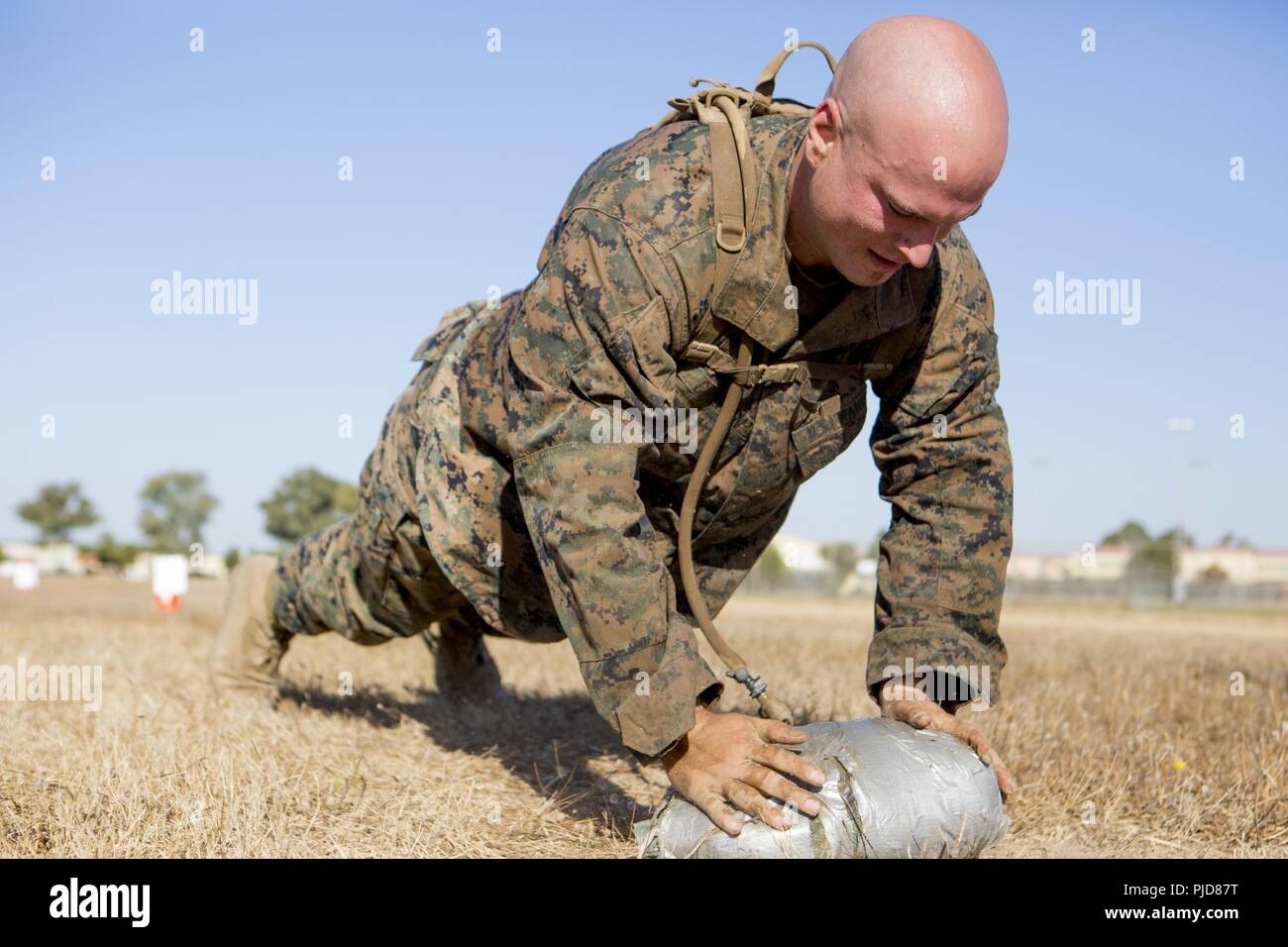 Un U.S. Marine con scopo speciale Marine compito Air-Ground Force-Crisis Response-Africa partecipa a un shamrock praticare durante un Marine Corps Arti Marziali Corso con istruttore in Morón Air Base, Spagna, 18 luglio 2018. SPMAGTF-CR-AF dispiegato per condurre una crisi-risposta e il teatro delle operazioni di sicurezza in Europa e in Africa. Foto Stock