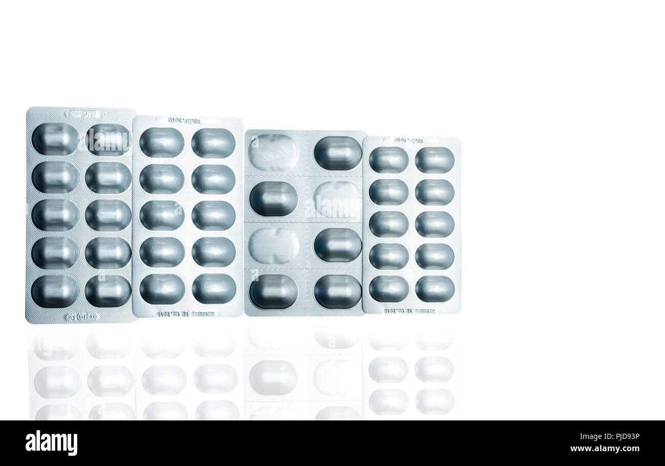 Foglio di alluminio argentato blister isolati su sfondo bianco. Industria del packaging farmaceutico. I prodotti farmaceutici. Farmaco antibiotico resistenza. La SIF Foto Stock
