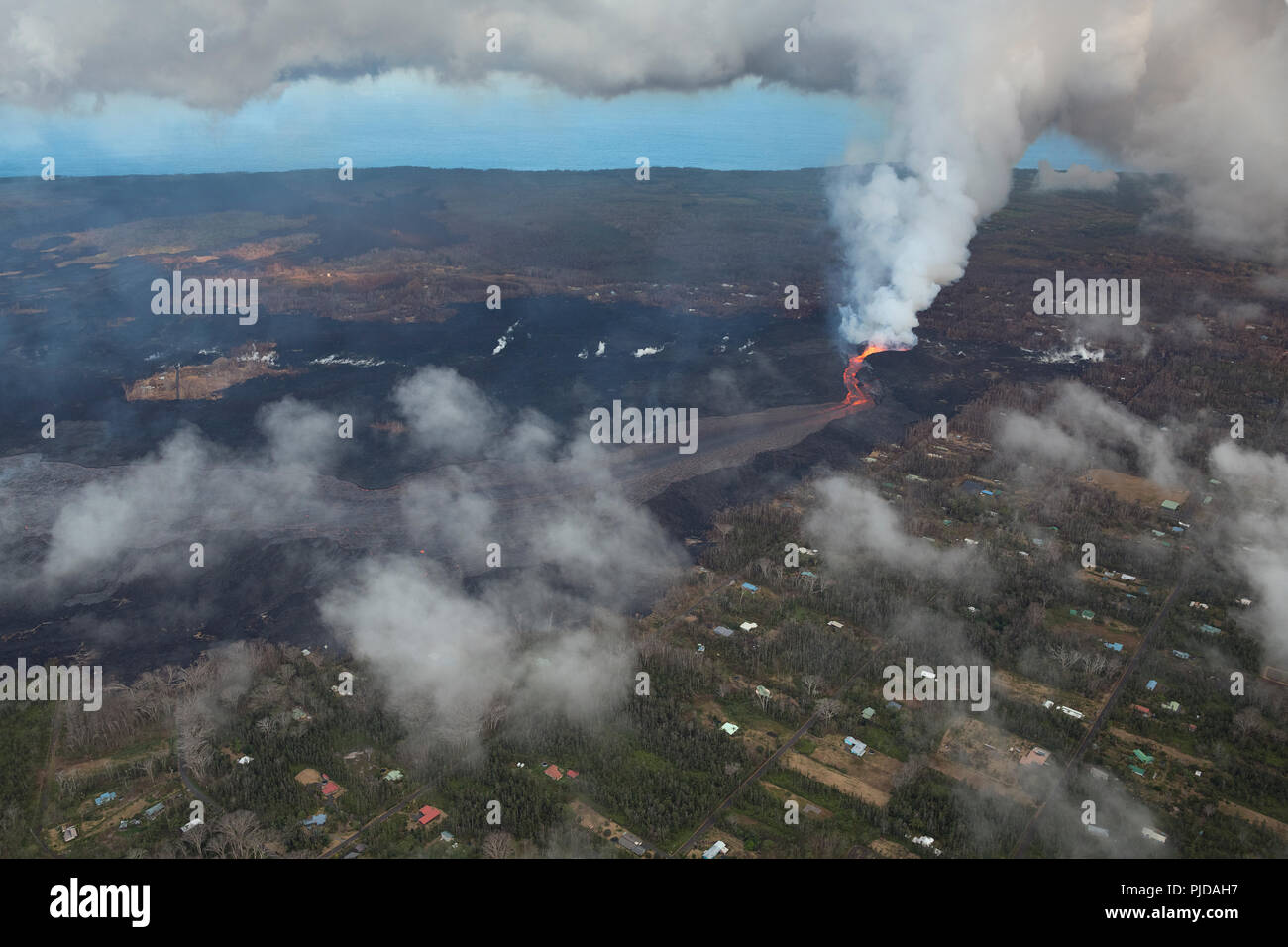 Vista aerea del vulcano Kilauea est Zona di rift sta scoppiando hot lava dalla fessura 8 in Leilani Estates area residenziale nei pressi di Pahoa, Hawaii Foto Stock