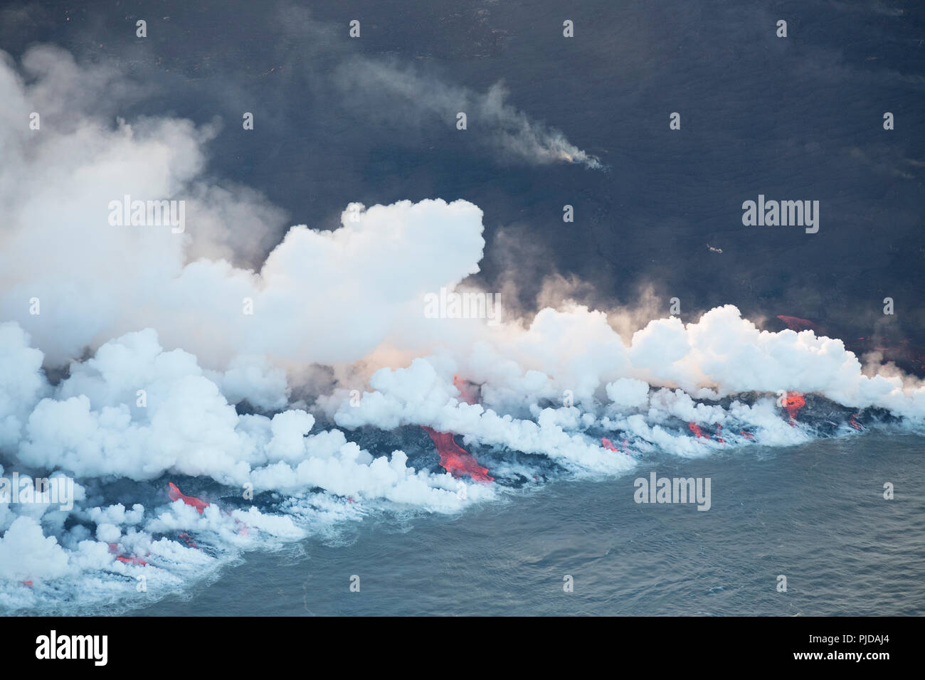 Ocean entrata Ahalanui, dove il fiume di lava eruttate dalla fessura 8 del vulcano Kilauea est Zona di rift vicino Pahoa, Hawaii incontra l'Oceano Pacifico Foto Stock