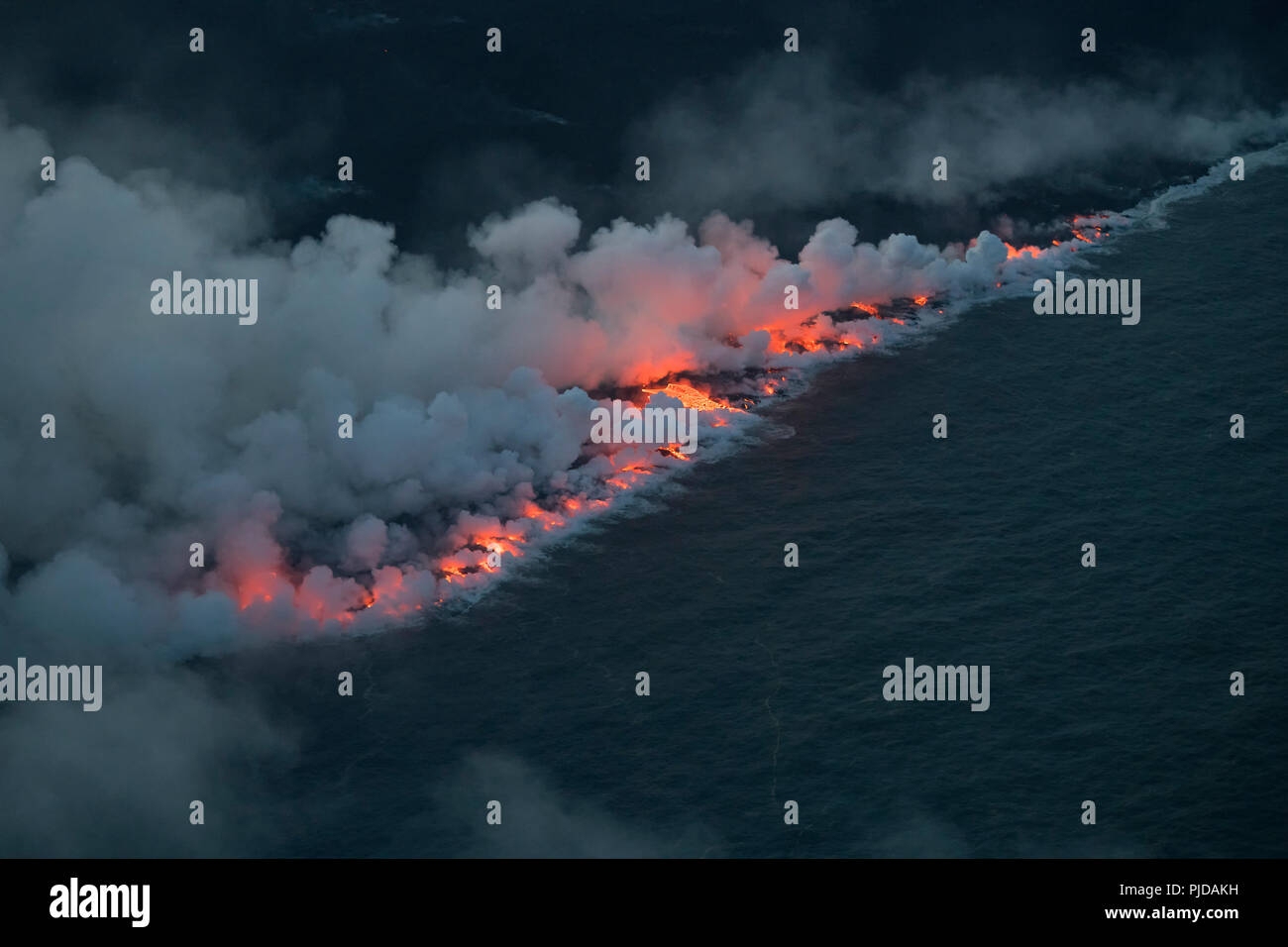 Ocean entrata Ahalanui, dove il fiume di lava eruttate dalla fessura 8 del vulcano Kilauea est Zona di rift vicino Pahoa, Hawaii incontra l'Oceano Pacifico Foto Stock