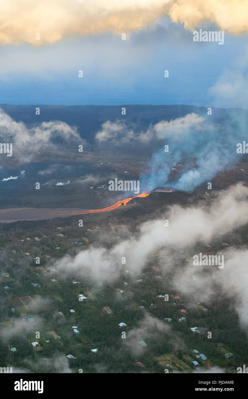 Il fiume di lava incandescente fluisce dalla fessura 8 in Vulcano Kilauea est Zona di rift in Leilani Estates suddivisione, vicino Pahoa, verso il mare a Kapoho, Hawaii Foto Stock