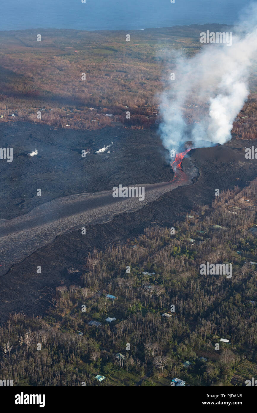 Eruzione di lava dalla fessura 8 del vulcano Kilauea est Zona di rift in Leilani Estates area residenziale, vicino Pahoa, effonde la sua cinder con Foto Stock
