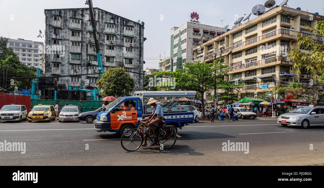 Yangon, Myanmar - Feb 26, 2016. Strada di Yangon, Myanmar. Per molti anni, le moto sono state vietate in Yangon. Foto Stock