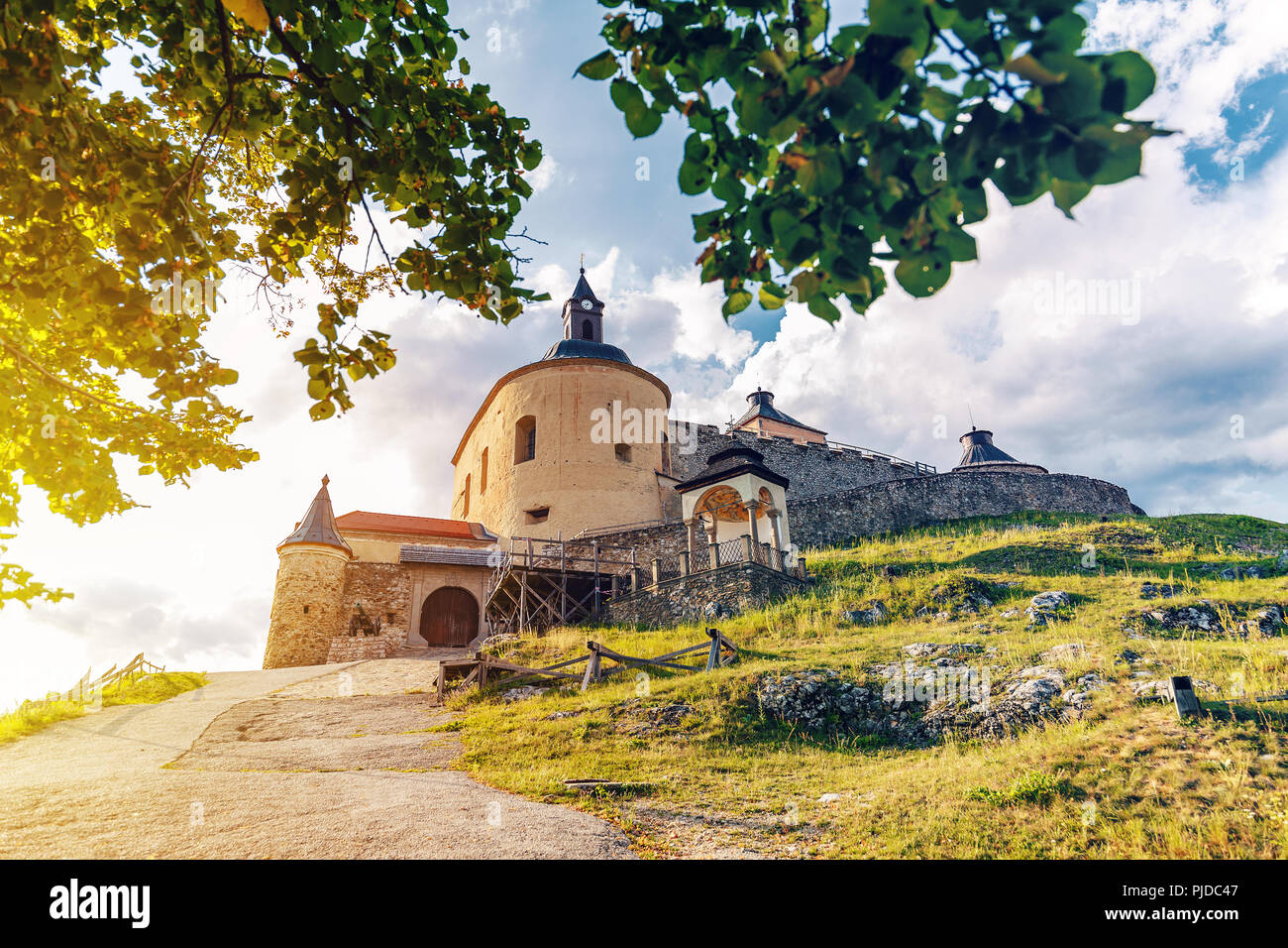 Krasna Horka Castello, la Slovacchia in una soleggiata giornata estiva Foto Stock