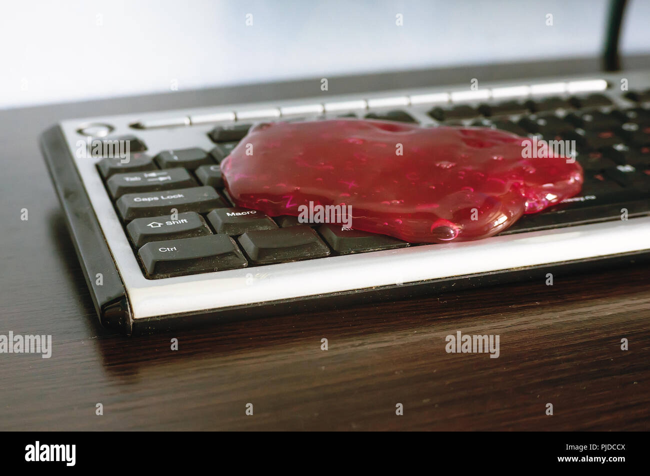 Il fango è lo strumento ideale per pulire la tastiera da polvere e sporcizia Foto Stock