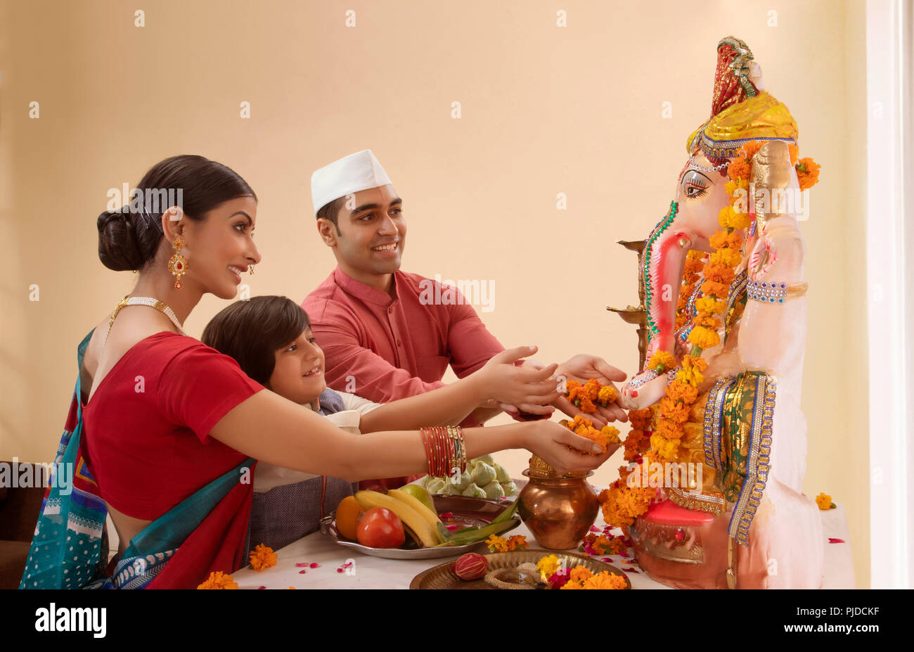 Offerta famiglia fiori di idolo Ganpati su Ganesh Chaturthi Foto Stock