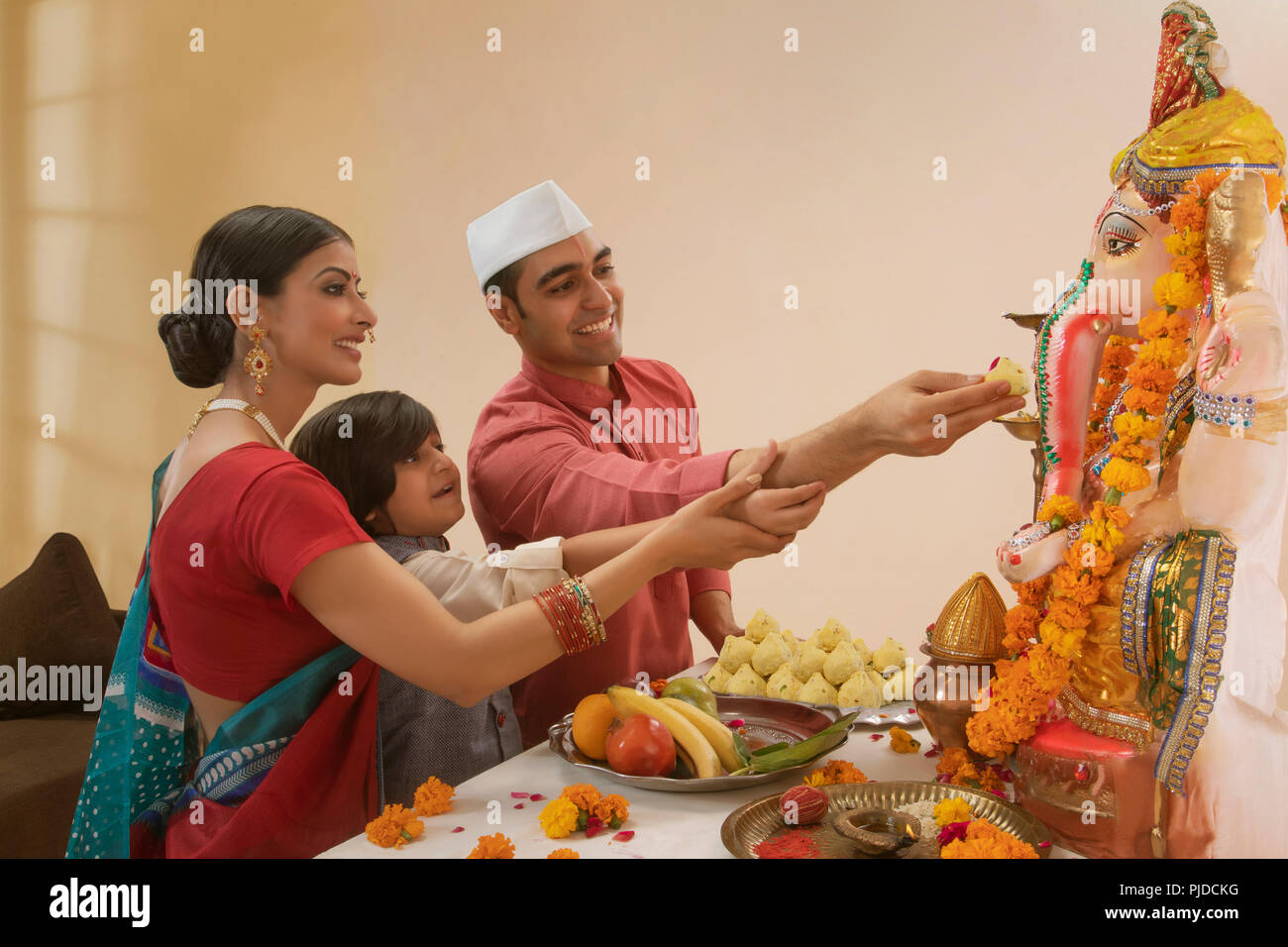 Offerta famiglia modak di idolo Ganpati su Ganesh Chaturthi Foto Stock