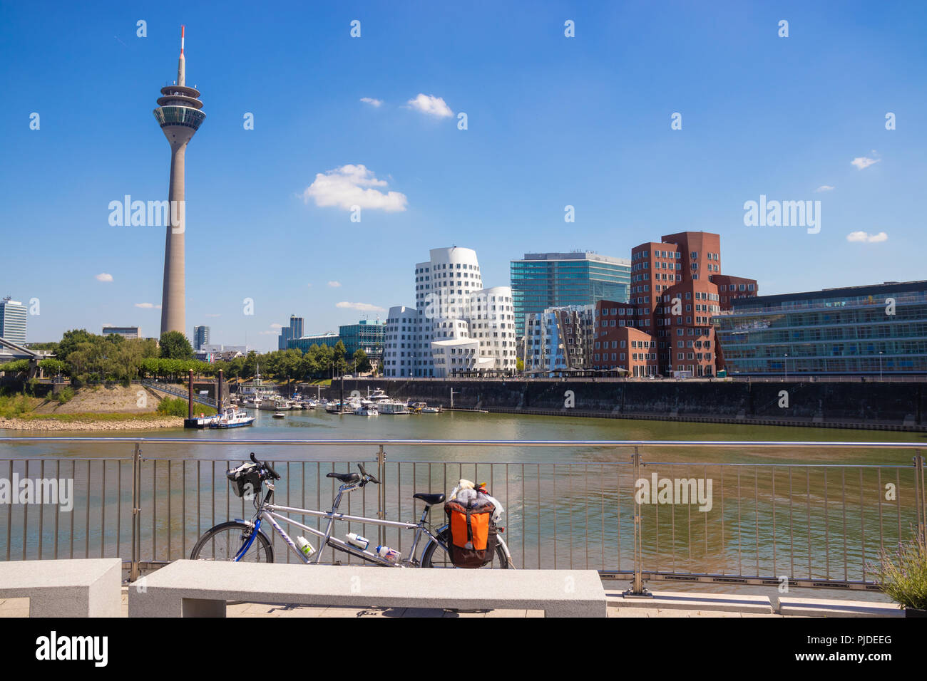 Una vista di Dusseldorf Media Harbour (Medienhafen) Germania con la torre Rheinturm e Gehry edifici. Foto Stock