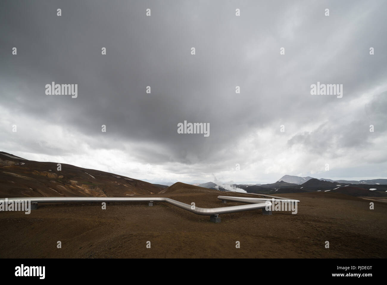 Fonti di energia geotermica pipeline. Fonte naturale di calore e di elettricità. Stazione di vapore in Islanda Foto Stock