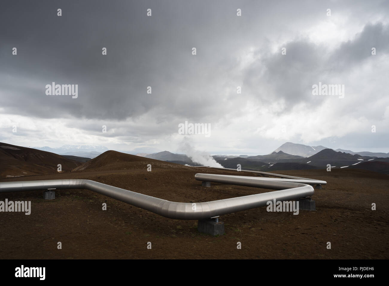 Fonti di energia geotermica pipeline. Fonte naturale di calore e di elettricità. Stazione di vapore in Islanda Foto Stock