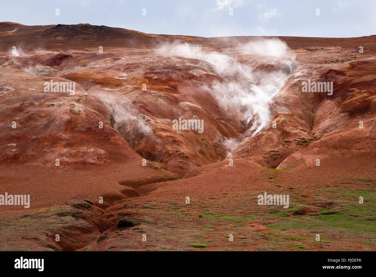 Area geotermale Leirhnjukur. Vulcano Krafla, Islanda. Attrazione naturale. Evaporazione in valle geotermale Foto Stock