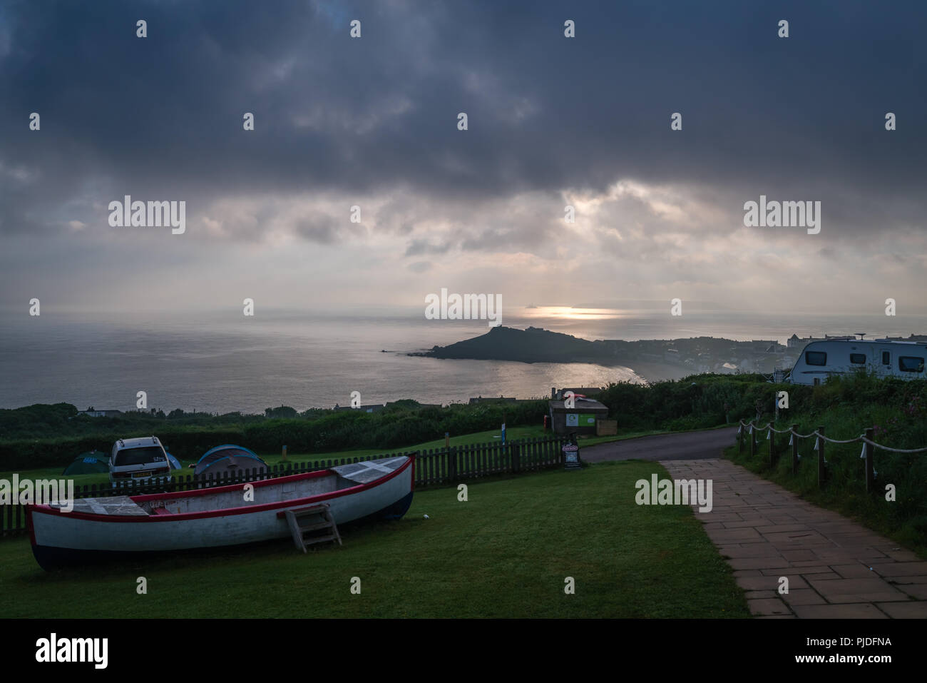 St Ives, Inghilterra - Giugno 2018 : in legno parco giochi bambini barca su un campeggio sul Cornish Coast, Cornwall, Regno Unito Foto Stock